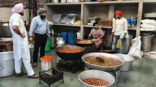 सेहत विभाग की टीम मिठाई की दुकान पर जांच करते हुए।