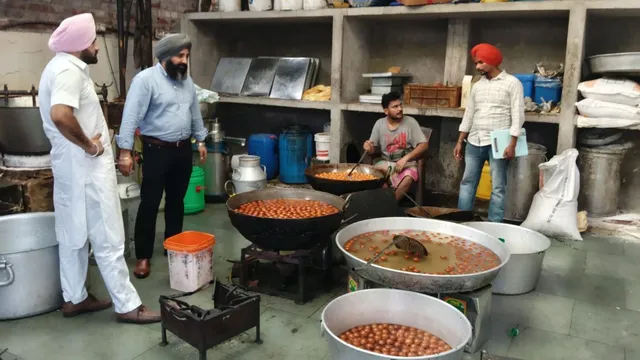 त्योहारों में आपकी सेहत से खिलवाड़! फतेहगढ़ साहिब में 11 खाद्य सैंपल फेल, मिठाई खाने से करें असली-नकली की जांच
