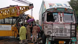 हादसे के बाद क्षतिग्रस्त वाहनों को हटवाती पुलिस।