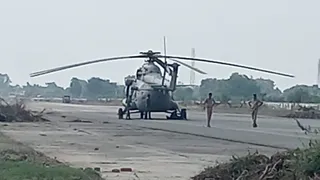 सेना का हेलीकॉप्टर ट्रायल के लिए हवाई पट्टी पर उतरा।