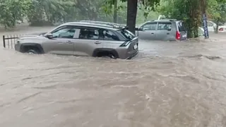 जम्मू में बारिश बनी आफत, 200 घरों में जलभराव।