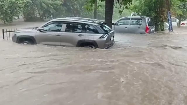सड़कें बनीं दरिया, घरों में घुसा गंदा पानी; जम्मू में दो घंटे की बारिश ने बहाया स्मार्ट सिटी का दावा