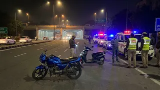 इंदिरापुरम में साइड न देने पर बाइक सवार पर जानलेवा हमला ( एआई जेनरेटेड इमेज )