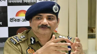वाराणसी में जानलेवा मांझे पर पुलिस की सख्ती: अभिभावक भी रहें सतर्क, बच्चों पर हो सकती है कार्रवाई।