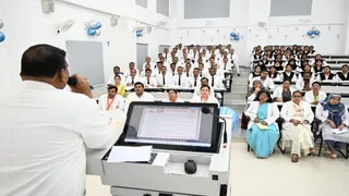 जौनपुर में एमबीबीएस बैच 2026 के लिए व्हाइट कोट समारोह, छात्रों ने ली चरक शपथ।