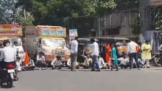 सड़क पर प्रदर्शन करते छात्र।