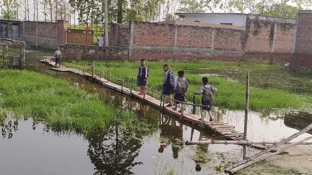 जलभराव से बंद हुई बच्चों की पढ़ाई तो स्कूल प्रबंधक ने खुद संभाला मोर्चा, बिना सरकारी मदद के बनाया 60 फीट लंबा पुल