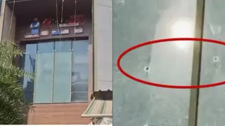 लुधियाना के वीजा कार्यालय पर हुई फायरिंग व गोलियां लगने से क्षतिग्रस्त कांच।