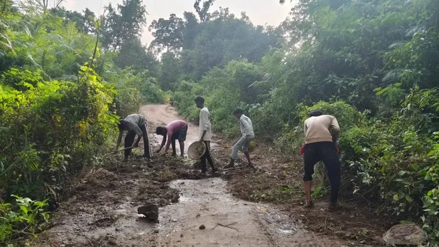 महराजगंज में जेन अल्फा के छात्रों ने संभाली सड़क की जिम्मेदारी, गड्ढों में मिट्टी भरकर की मरम्मत