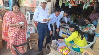 मुजफ्फरनगर में खाद्य सामग्री की जांच करती सहायक आयुक्त खाद्य सुरक्षा अर्चना धीरान। सौ विभाग
