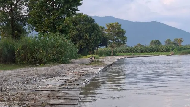 नेपाल में बाढ़ से नारायणी नदी का जलस्तर बढ़ा, महराजगंज में हाई अलर्ट; तटवर्ती इलाकों में NDRF और PAC तैनात
