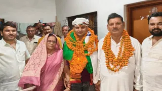 सीआरपीएफ असिस्टेंट कमांडेंट बने योगेश सिंह का वाराणसी गांव में भव्य स्वागत।