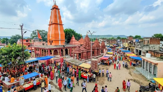पलामू के इस देवी मंदिर में वर्ष 1887 से लग रहा मेला, जिन्न बाबा की मजार पर भी होती है चादरपोशी
