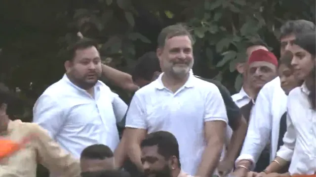 राहुल की गाड़ी पर अखिलेश-तेजस्वी भी सवार, मार्च में कई वकील भी हुए शामिल