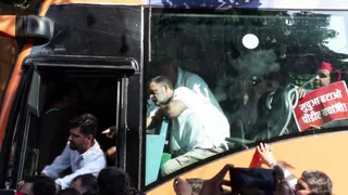 नई दिल्ली में सोमवार को कांग्रेस सांसद राहुल गांधी और अन्य इंडिया ब्लॉक के नेता एक बस में सवार होकर संविधान क्लब ऑफ इंडिया से रवाना होते हुए। एएनआई