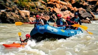 गंगा की लहरों में रोमांच करते पर्यटक
