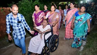 निधन से पूर्व अपने मायके चांडिल प्रखंड के धातकीडीह गांव पहुंचीं थीं मुख्यमंत्री हेमंत सोरेन की दिवंगत मां रूपी सोरेन। (फाइल फाेटो)