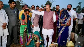 प्रभावित आदिवासियों को ढाढस बंधाते केंद्रीय मंत्री शिवराज सिंह चौहान।