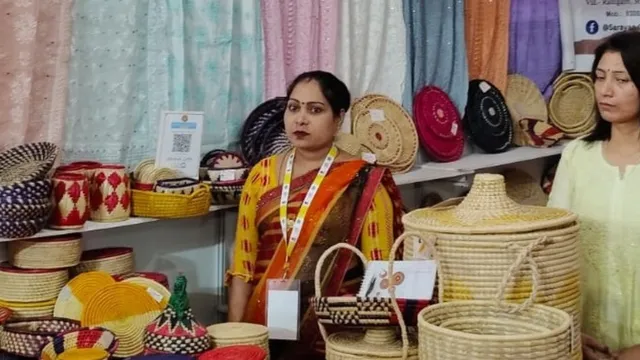 गोमती किनारे उगने वाले मूंज से बदली सीतापुर की महिलाओं की किस्मत, घर बैठे कमा रहीं लाखों; विदेशों तक पहुंचे उत्पाद
