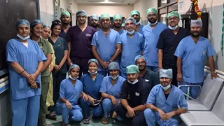 आगरा:एसएन मेडिकल कालेज में गुर्दा प्रत्यारोपण करने वाली टीम। सौजन्य एसएन