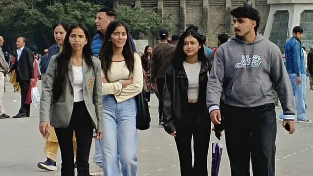 ताजा हिमपात से गुलजार हुआ हिमाचल, मनाली-शिमला पहुंचे 3 लाख से अधिक पर्यटक और श्रद्धालु; शक्तिपीठों में टेका माथा