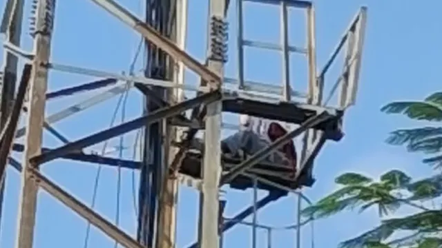 सोनभद्र में प्रेमी से शादी की जिद में टावर पर चढ़ी युवती, साढ़े तीन घंटे बाद उतरी