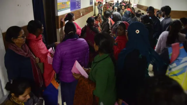 दून अस्पताल में वायरल मरीजों की भीड़, मौसम बदलते ही बढ़ी ओपीडी, एक दिन में डेंगू-चिकनगुनिया के 16 नए मरीज मिले