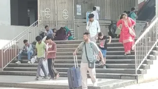 वायलेट लाइन पर राजा नाहर सिंह महल मेट्रो स्टेशन के निकासी-प्रवेश द्वार का सोमवार दोपहर का दृश्य। फोटो: जागरण