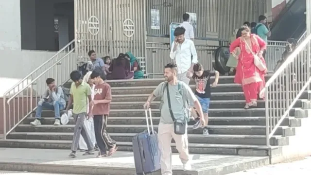 मेट्रो यात्रियों के लिए अलर्ट, कभी भी बंद हो सकते हैं स्टेशन के गेट; DMRC ने जारी की एडवाइजरी
