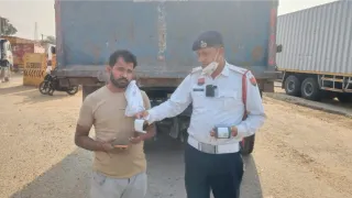 डंफर चालका को पुलिस ने पकड़ा। फोटो: जागरण