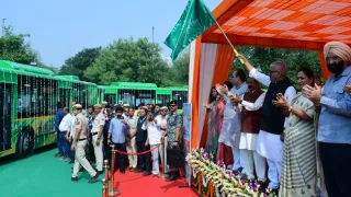 आनंद विहार आईएसबीटी से इलेक्ट्रिक बसों को हरी झंडी दिखाते केंद्रीय पर्यावरण मंत्री भूपेंद्र यादव, साथ में मुख्यमंत्री रेखा गुप्ता,केंद्रीय राज्य मंत्री हर्ष मल्होत्रा,मंत्री मनजिंदर सिंह सिरसा व डाॅ.पंकज कुमार सिंह। फोटो: जागरण