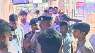 विरोध में हंगामा करते लोग