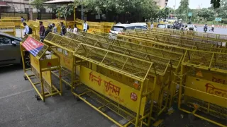 दिल्ली में पुलिस की कड़ी सुरक्षा के बावजूद प्रदर्शन करने पर पांच मुकदमे दर्ज किए गए हैं। यह तस्वीर सड़कों का हाल बयां कर रही है। फाइल फोटो