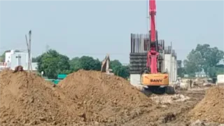 सोतई गांव की भूमि पर पाइलिंग का काम करती हुई मशीन। फोटो: जागरण