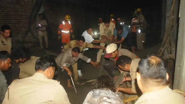 गाजियाबाद में बड़ा हादसा, 25 फीट की ऊंचाई पर ढह गया लिंटर; मलबे में दबकर 10 लोग घायल
