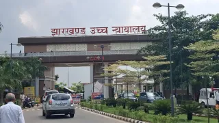 कहा- एक ही प्रतियोगी परीक्षा आयोजित होने से दोनों का कैडर एक नहीं हो जाता।
