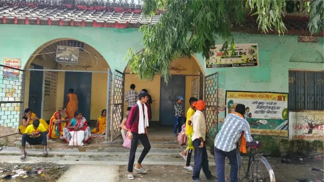 कैमूर में फ्री बनने वाले आधार के लिए वसूले जा रहे पैसे, नए के नाम पर ₹250 और अपडेट के लिए ले रहे ₹225 

