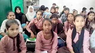 लकड़ा के प्राथमिक विद्यालय में टाट-पट्टी पर पढ़ते बच्चे। जागरण