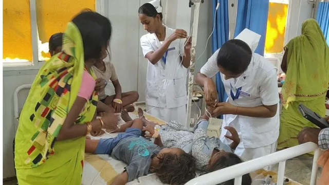 पश्चिम चंपारण में भूख लगी तो बच्चों ने खुद बनाई खिचड़ी, मैगी और कुरकुरे मिलाकर खाए, 13 बीमार
