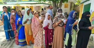 बिठूर नगर पंचायत अध्यक्ष के उपचुनाव के लिए वोट डालने के लिए खड़े मतदाता । जागरण