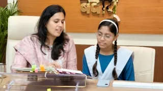 कस्तूरबा गांधी आवासीय बालिका विद्यालय जगत की कक्षा नौ की छात्रा अलशिफा को जानकारी देतीं सीडीओ गामिनी सिंगला। सूवि