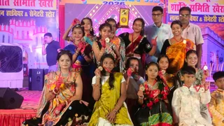 डांडिया-गरबा महोत्सव में पारंपरिक पोशाक में थिरकतीं महिलाएं व युवतियां।