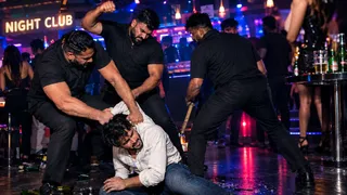 दिल्ली में एक नाइटक्लब के बाउंसरों ने महिला पर बीयर गिरने के कारण हुए झगड़े में 29 वर्षीय युवक को इतना पीटा कि उसकी मौत हो गई। एआई इमेज