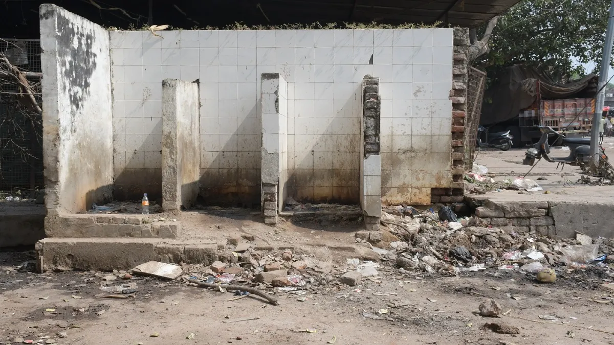 Dilapidated Toilets in Mundera Mandi Complex at Prayagraj