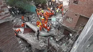 दिल्ली में मकान गिरने के मामलों में पार्षदों ने आवाज उठाई है कि निगम जिन जर्जर मकानों का सर्वे करता है उसकी सूची सार्वजनिक होनी चाहिए। प्रतीकात्मक तस्वीर