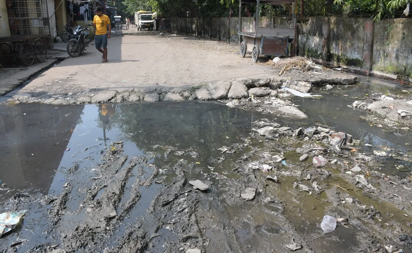 Drain Water flowing on the road at Prayagraj Mundera Navin Mandi