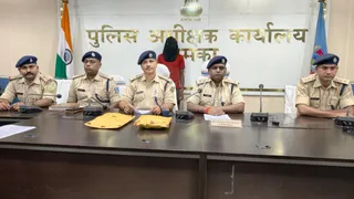 मंगलवार को पुलिस सभागार में आरोपित के बारे में जानकारी देते एसपी व एसआईटी के सदस्य। जागरण