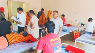 अस्पताल में भर्ती फूड प्वाइजनिंग के शिकार लोग।