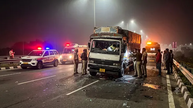 फरीदाबाद एक्सप्रेसवे पर भीषण हादसा, खड़े ट्रक से कैंटर की टक्कर; केबिन में फंसे चालक की मौत
