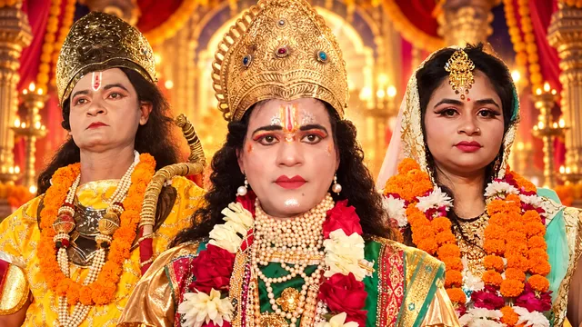 रावण इंजीनियर, सीता ब्यूटी पार्लर संचालिका... पर्दा गिरते ही बदल जाती है रामलीला के इन पात्रों की दुनिया

